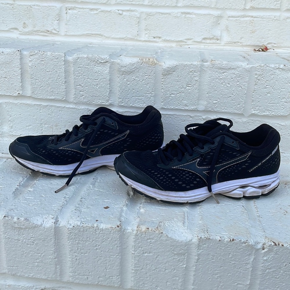 Mizuno wave rider 22’s for women